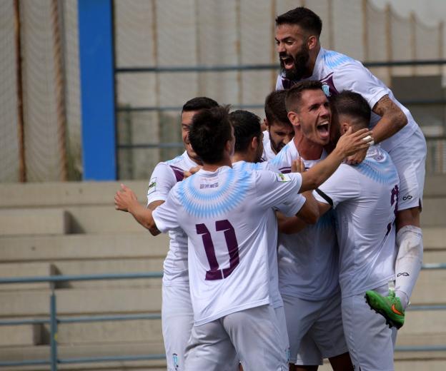 Los jugadores del Jumilla celebran el gol de Neftalí.