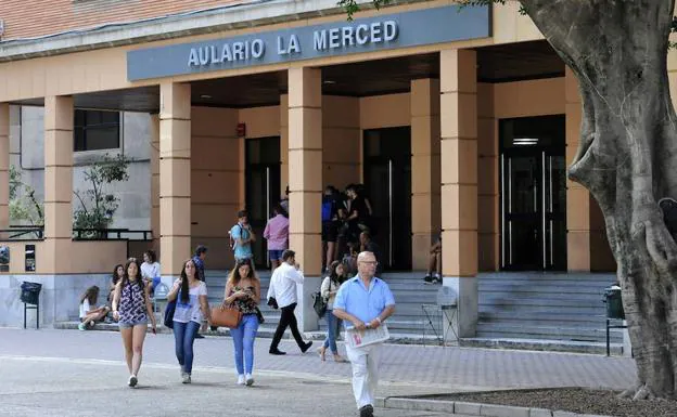 Universitarios en el Aulario La Merced.