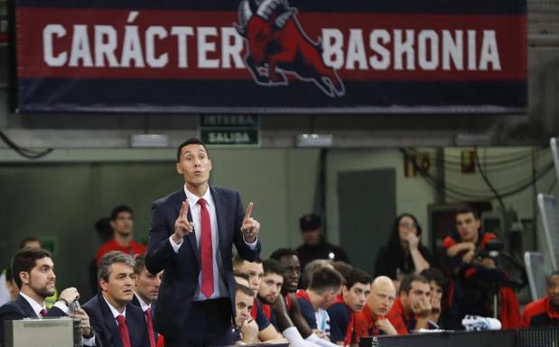 Pablo Prigioni, dando indicaciones durante el partido ante el Valencia Basket. 