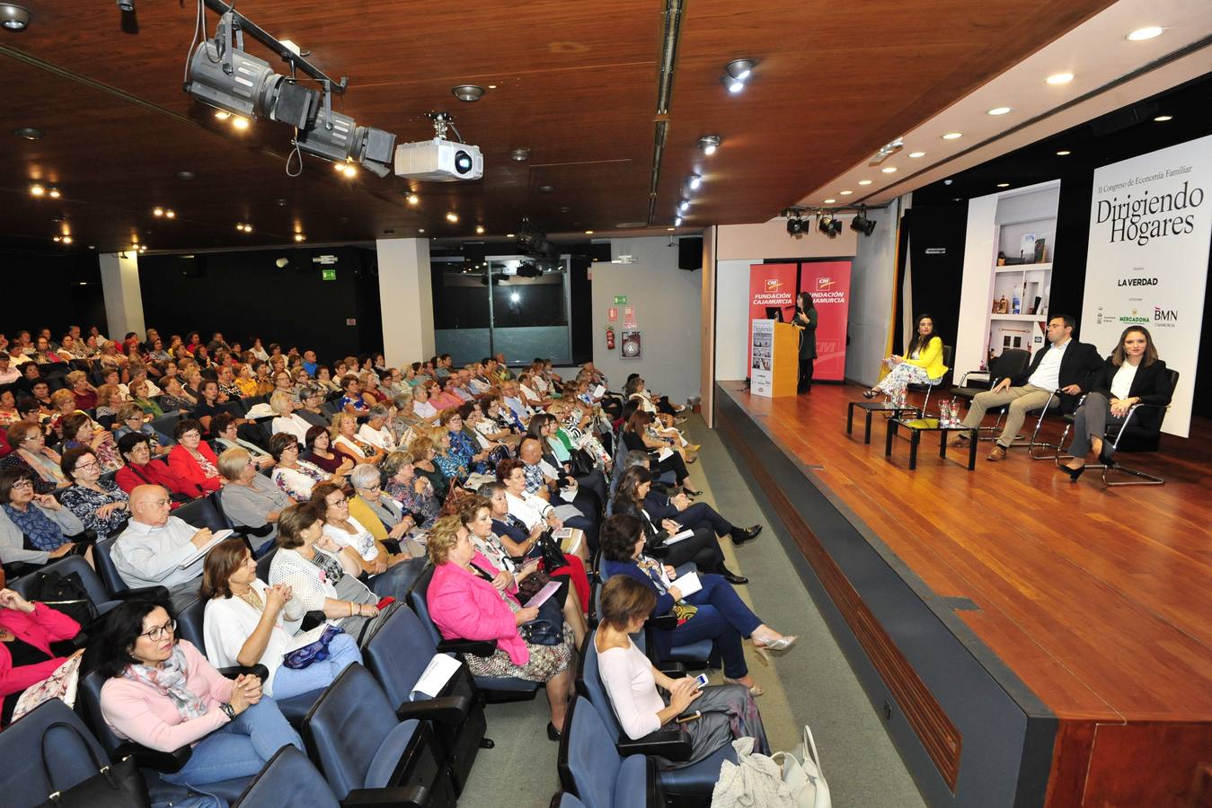 El congreso de economía familiar organizado por 'La Verdad' ha celebrado este jueves su segunda edición en el Aula de Cultura de Cajamurcia