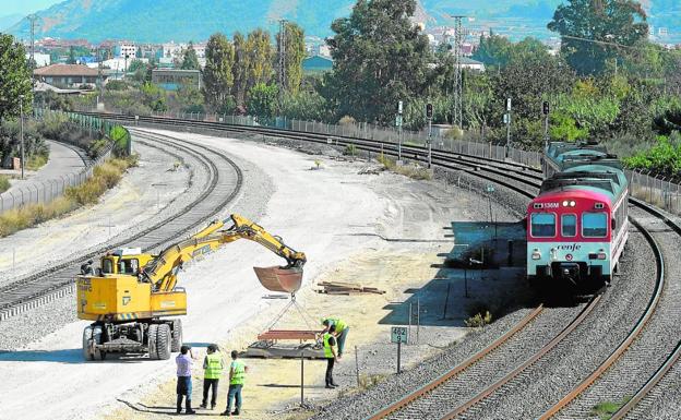 La plataforma para la llegada del AVE a Murcia, a la izquierda, ya asoma junto al Camino de Tiñosa.