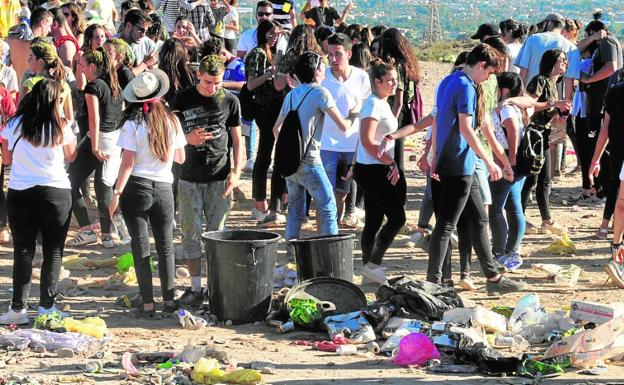 Quejas vecinales por la suciedad de las novatadas