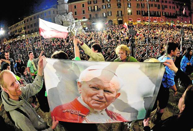 Peregrinos en la plaza Navona, en Roma, durante la canonización de Juan Pablo II en 2014. 