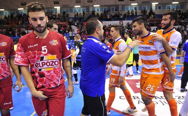 Elías y Pito se retiran cabizbajos con los jugadores del Plásticos celebrando el triunfo.