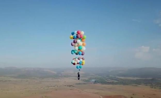 Sobrevuela Johanesburgo sentado en una silla como en la película 'Up'