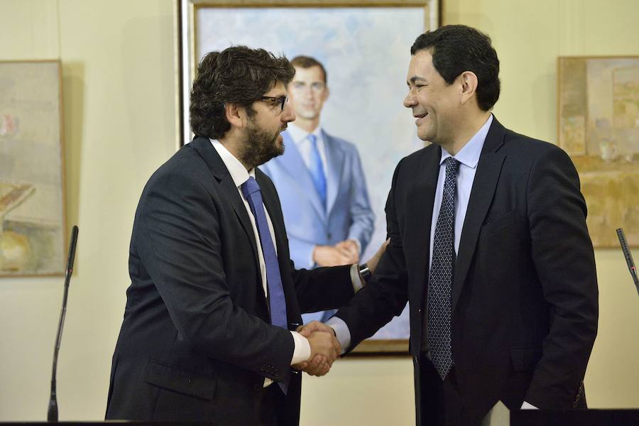 López Miras y Óscar Ortega durante la firma del convenio entre la Fundación Amancio Ortega y la Comunidad.