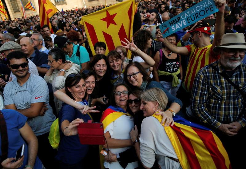 En el momento en el que se comunicaba la decisión del Parlament, la alegría y la emoción ha estallado en la plaza Sant Jaume