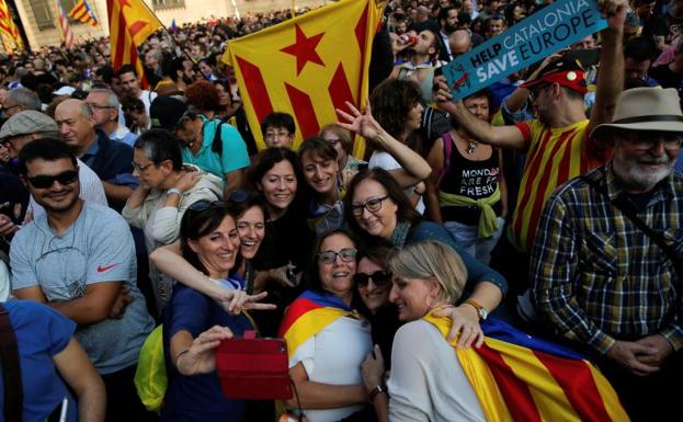 Imagen principal - Miles de personas celebran la declaración de independencia frente al Parlament