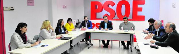 Cargos del PSOE, con su secretario general, Diego Conesa, en el centro, en la reunión de ayer en la sede del partido.