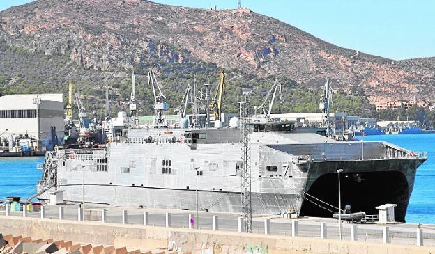 Un catamarán de la US Navy se refugia en La Curra