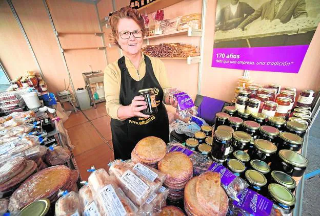 Mari Carmen Banegas, de El Turro, junto a los botes de arrope, miel y los panes dulces.