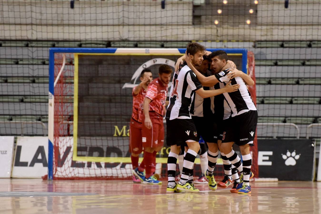 La falta de efectivos vuelve a pasar factura al equipo, que solo puede empatar ante el Levante
