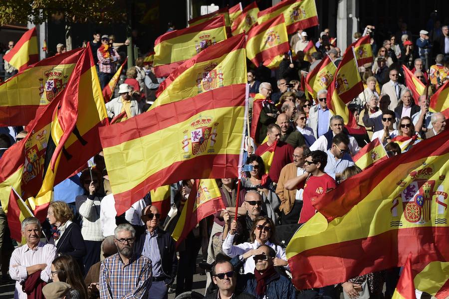 Miles de personas se congregan en la plaza de Colón por la unidad de España.