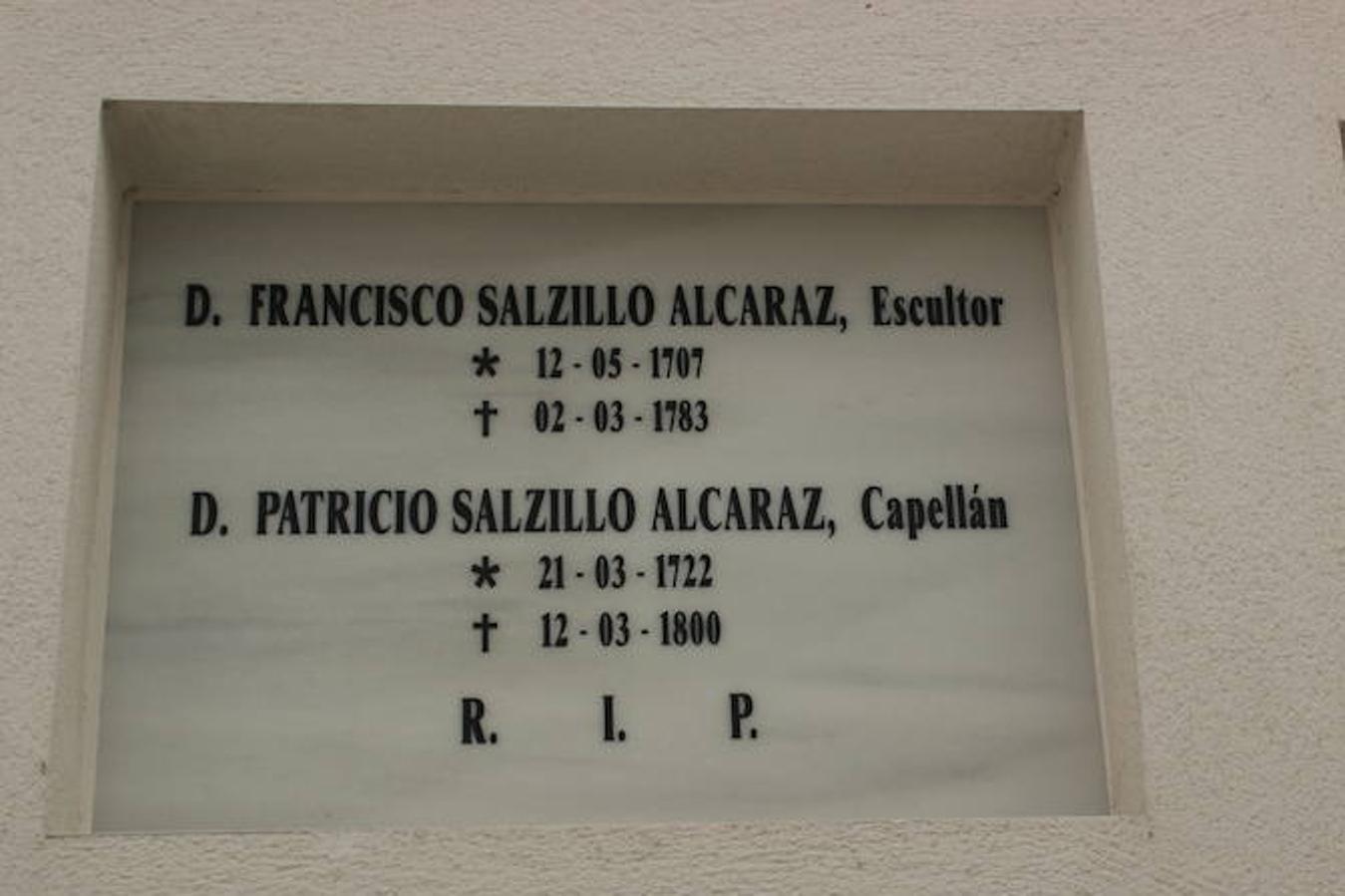 El célebre escultor Francisco Salzillo yace, junto a su hermano, en el convento de las Capuchinas que se encuentra en el Malecón de Murcia. El cementerio está en clausura, por lo que quien quiera ver en persona la tumba del artista, deberán pedir permiso al obispo de Cartagena. En 2009 se comprobó que los restos que custodiaban las monjas capuchinas eran efectivamente los del escultor, que yacía junto a otras 30 personas. 