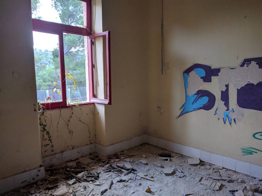 Ruinas del hospital antituberculoso ubicado en el Parque Regional de Sierra Espuña, hoy abandonado