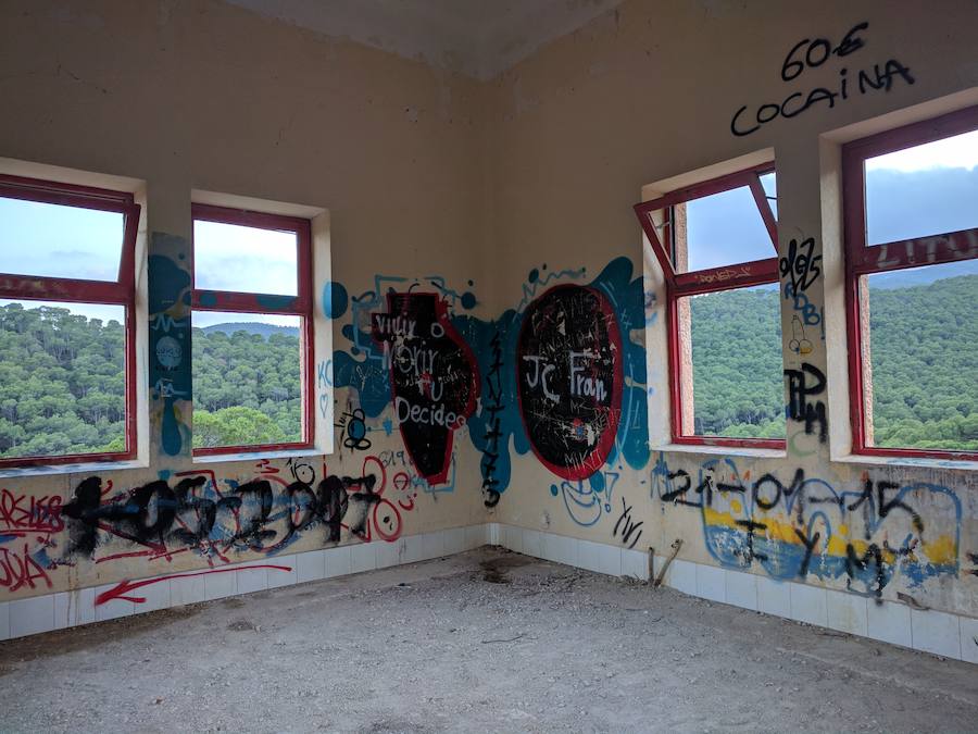 Ruinas del hospital antituberculoso ubicado en el Parque Regional de Sierra Espuña, hoy abandonado