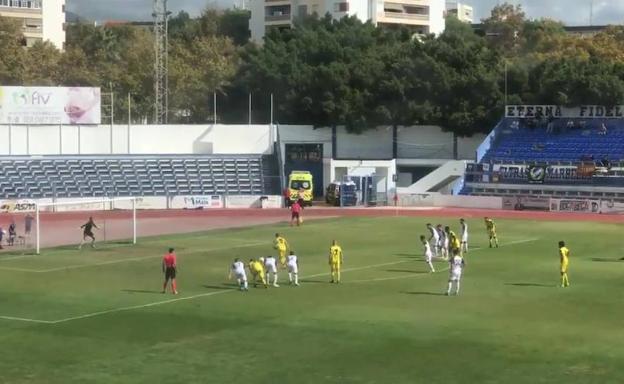 Momento del lanzamiento del penalti transformado por Andrés Carrasco.