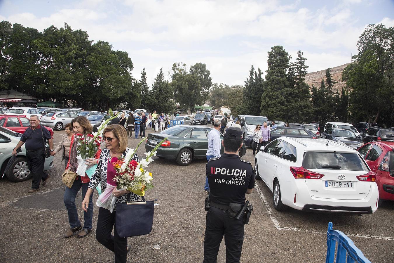 Los cartageneros cumplieron con la tradición de visitar las tumbas familiares por la festividad de Todos los Santos y en la víspera del día de Difuntos