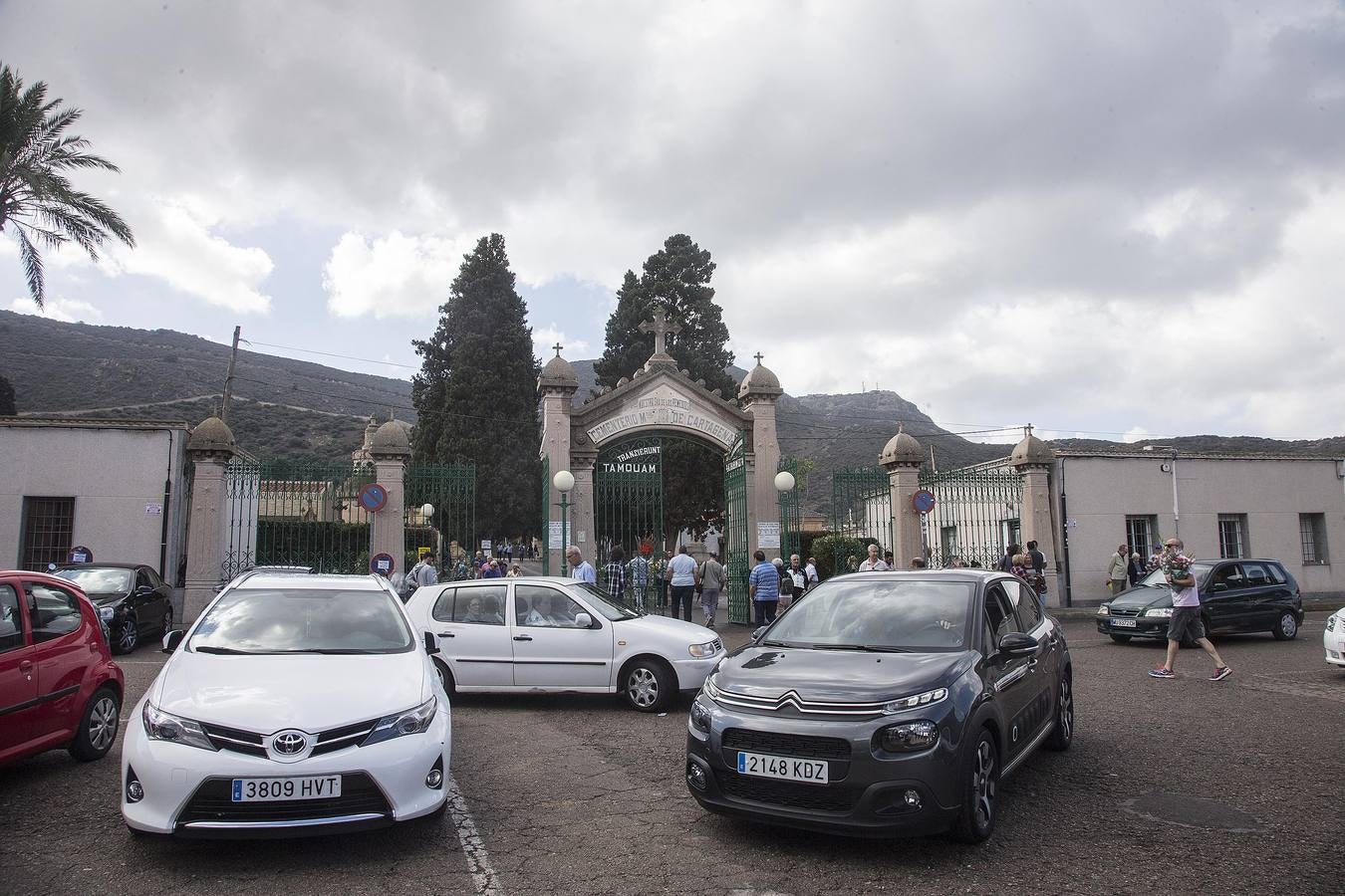 Los cartageneros cumplieron con la tradición de visitar las tumbas familiares por la festividad de Todos los Santos y en la víspera del día de Difuntos