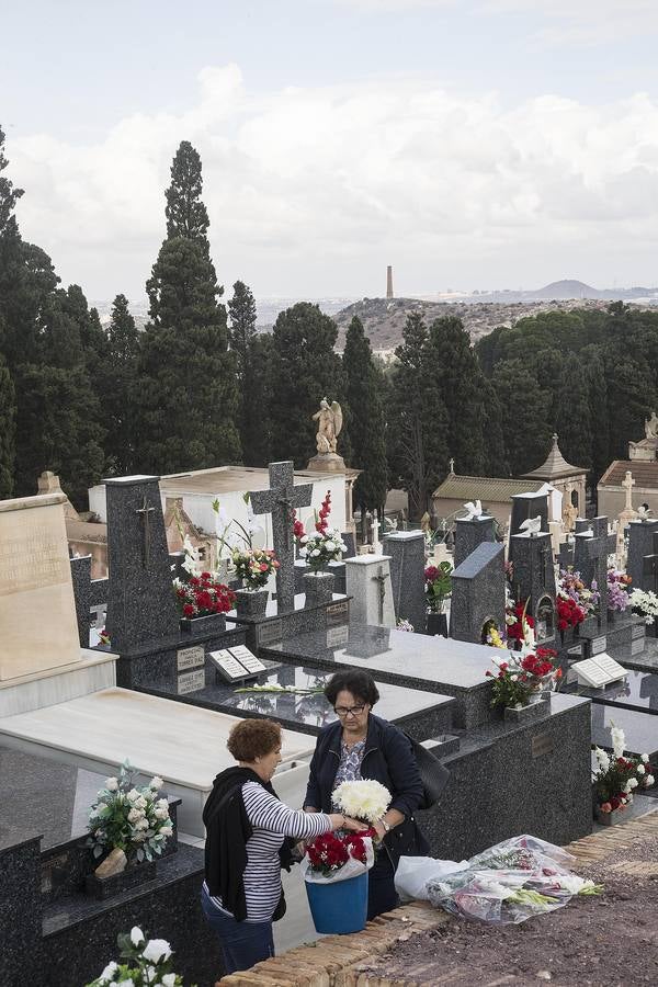Los cartageneros cumplieron con la tradición de visitar las tumbas familiares por la festividad de Todos los Santos y en la víspera del día de Difuntos