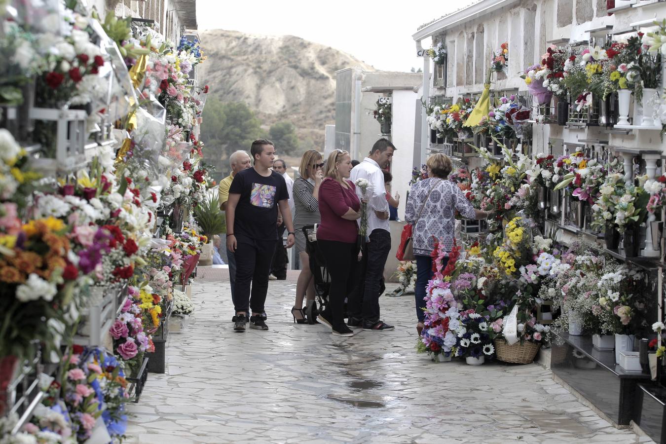 Los cementerios de San Clemente y San Cristóbal de Lorca recibieron miles de visitas con motivo de la celebración del día de Todos los Santos.