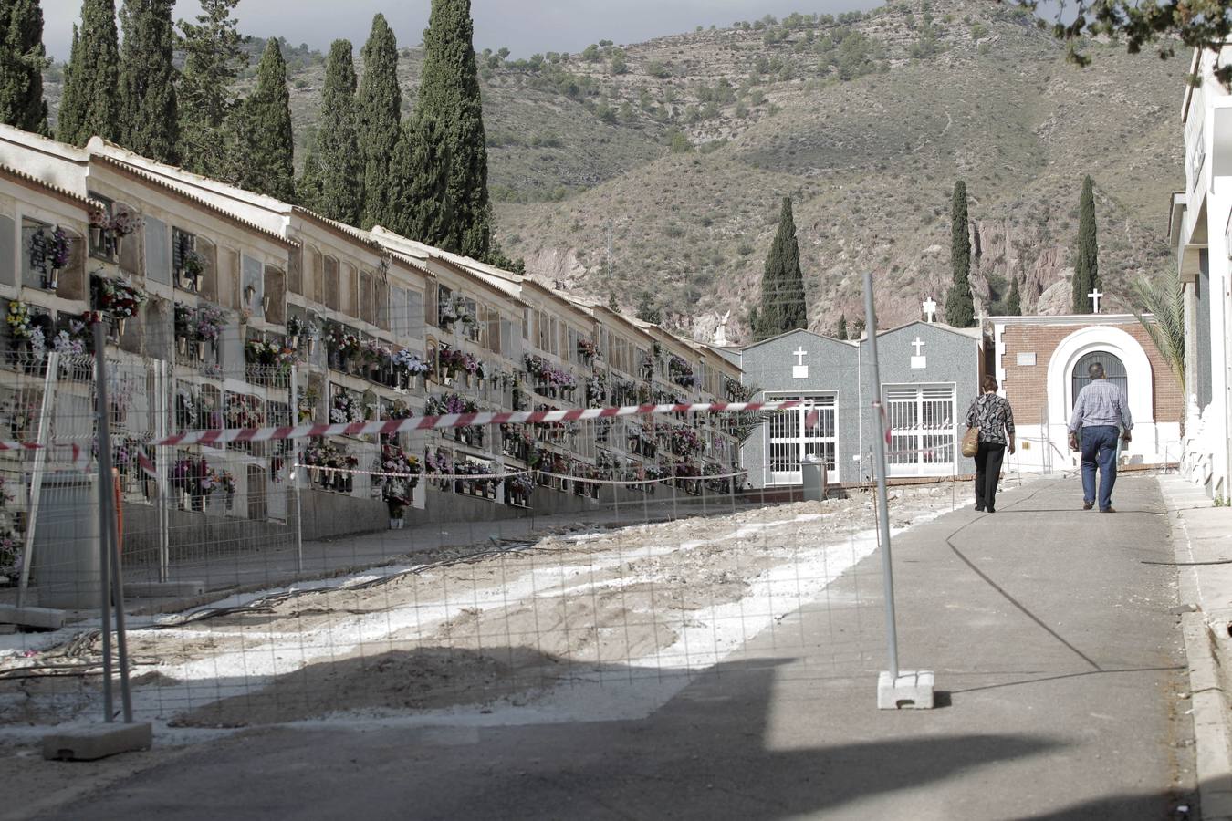 Los cementerios de San Clemente y San Cristóbal de Lorca recibieron miles de visitas con motivo de la celebración del día de Todos los Santos.