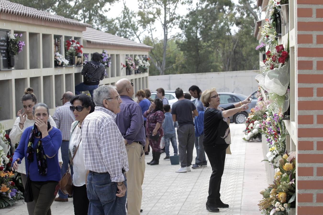 Los cementerios de San Clemente y San Cristóbal de Lorca recibieron miles de visitas con motivo de la celebración del día de Todos los Santos.