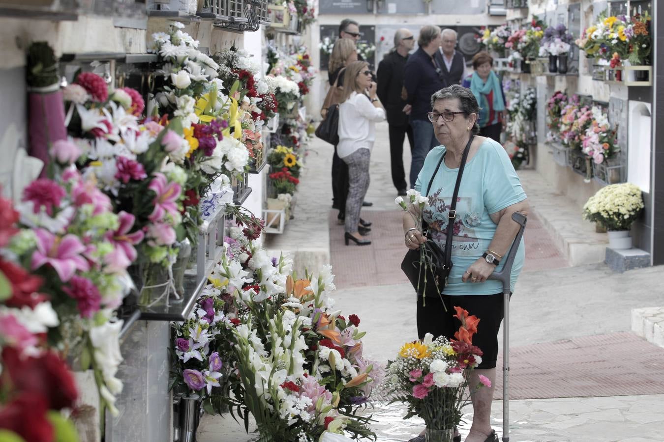 Los cementerios de San Clemente y San Cristóbal de Lorca recibieron miles de visitas con motivo de la celebración del día de Todos los Santos.