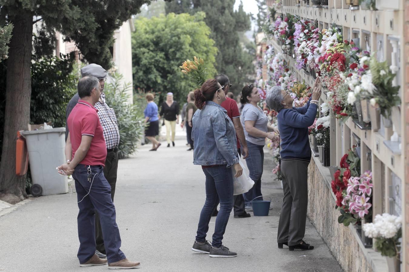 Los cementerios de San Clemente y San Cristóbal de Lorca recibieron miles de visitas con motivo de la celebración del día de Todos los Santos.