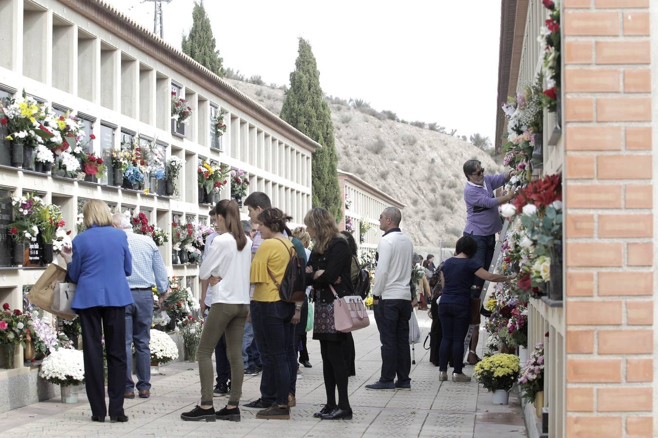 Los cementerios de San Clemente y San Cristóbal de Lorca recibieron miles de visitas con motivo de la celebración del día de Todos los Santos.