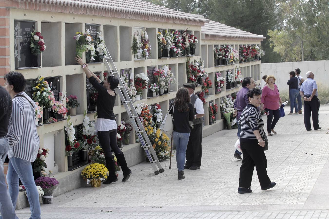 Los cementerios de San Clemente y San Cristóbal de Lorca recibieron miles de visitas con motivo de la celebración del día de Todos los Santos.