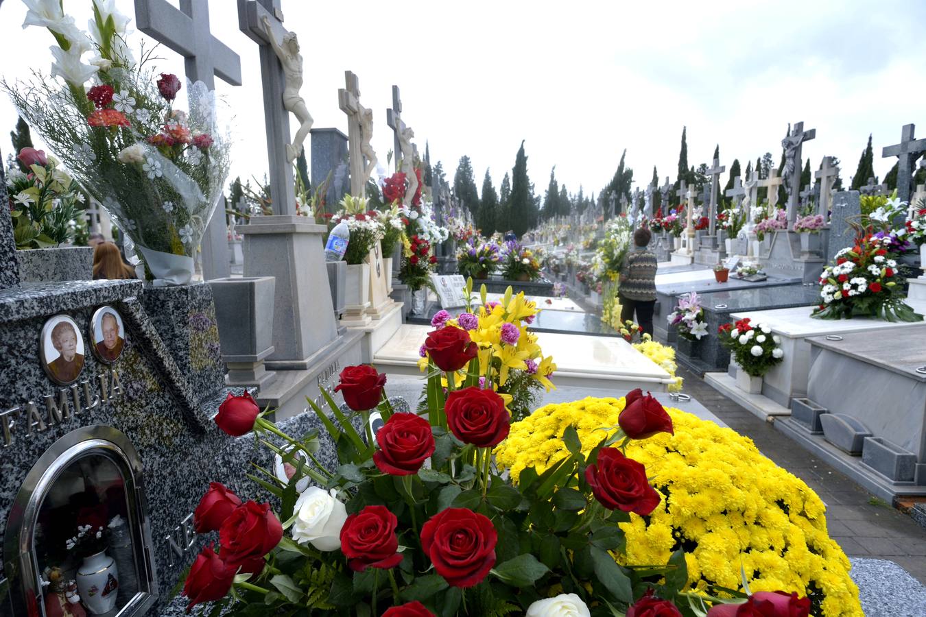 Los familiares visitan las tumbas de sus seres queridos y las visten de flores. 