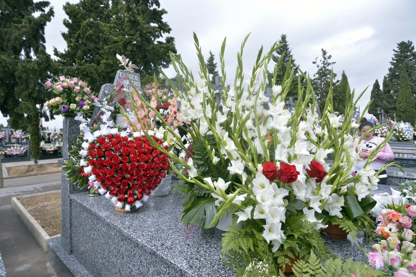 Los familiares visitan las tumbas de sus seres queridos y las visten de flores. 