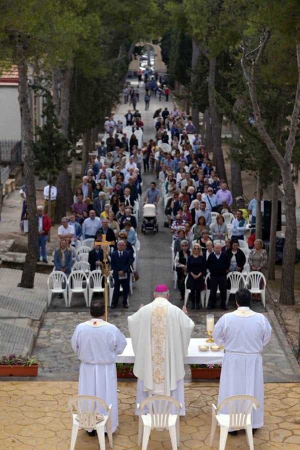 Los familiares visitan las tumbas de sus seres queridos y las visten de flores. 