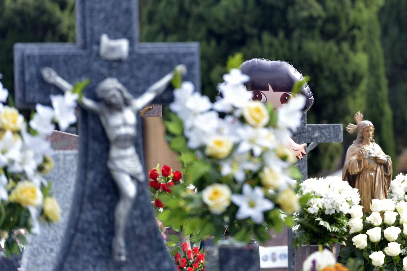 Los familiares visitan las tumbas de sus seres queridos y las visten de flores. 