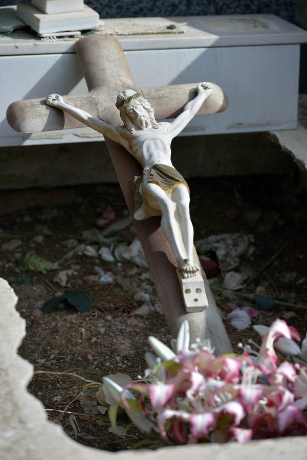Los familiares visitan las tumbas de sus seres queridos y las visten de flores. 