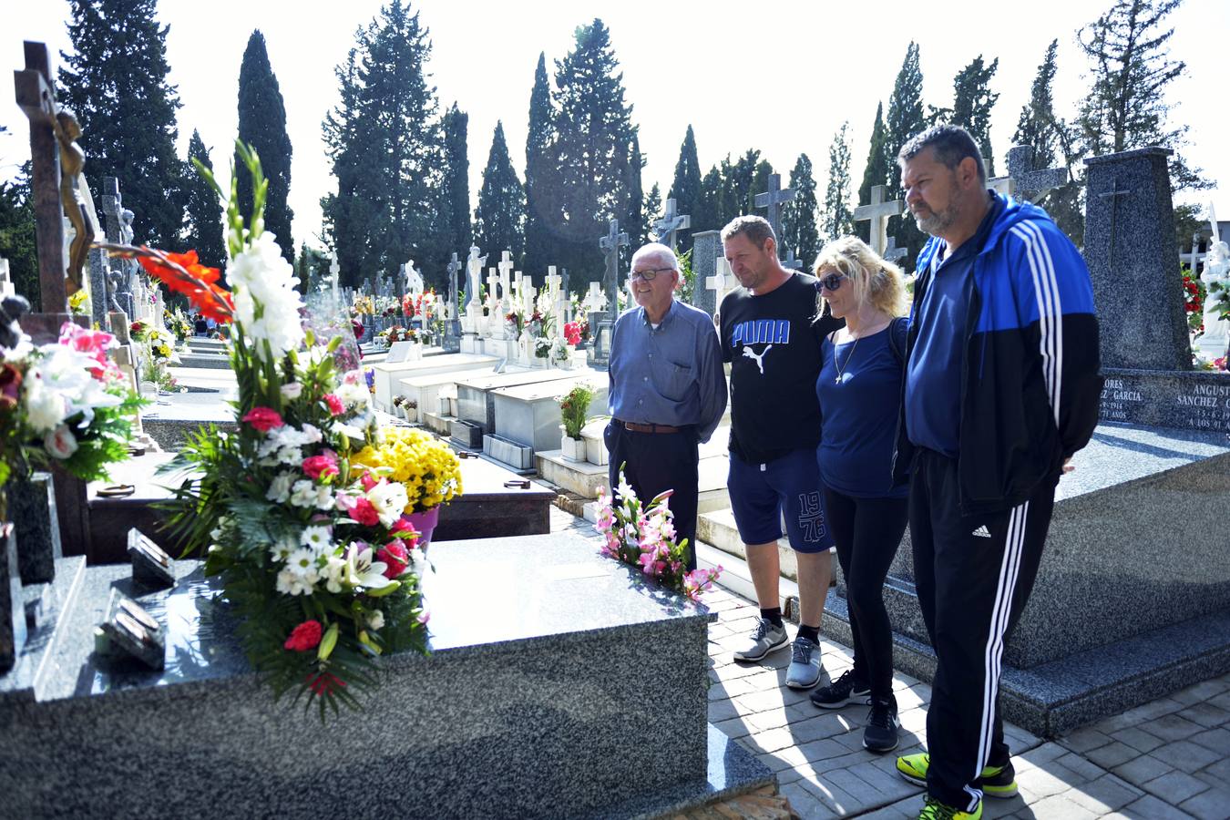 Los familiares visitan las tumbas de sus seres queridos y las visten de flores. 
