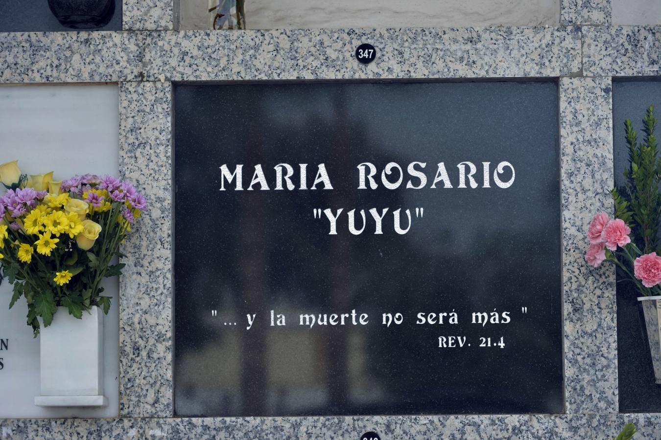 Los familiares visitan las tumbas de sus seres queridos y las visten de flores. 