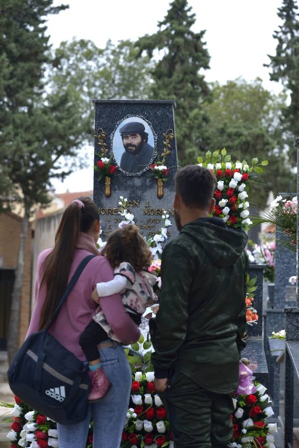 Los familiares visitan las tumbas de sus seres queridos y las visten de flores. 