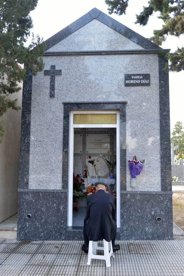 Los familiares visitan las tumbas de sus seres queridos y las visten de flores. 