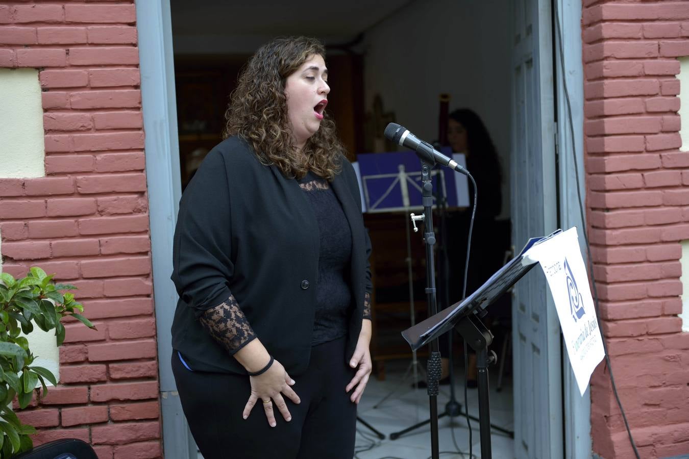 Los familiares visitan las tumbas de sus seres queridos y las visten de flores. 