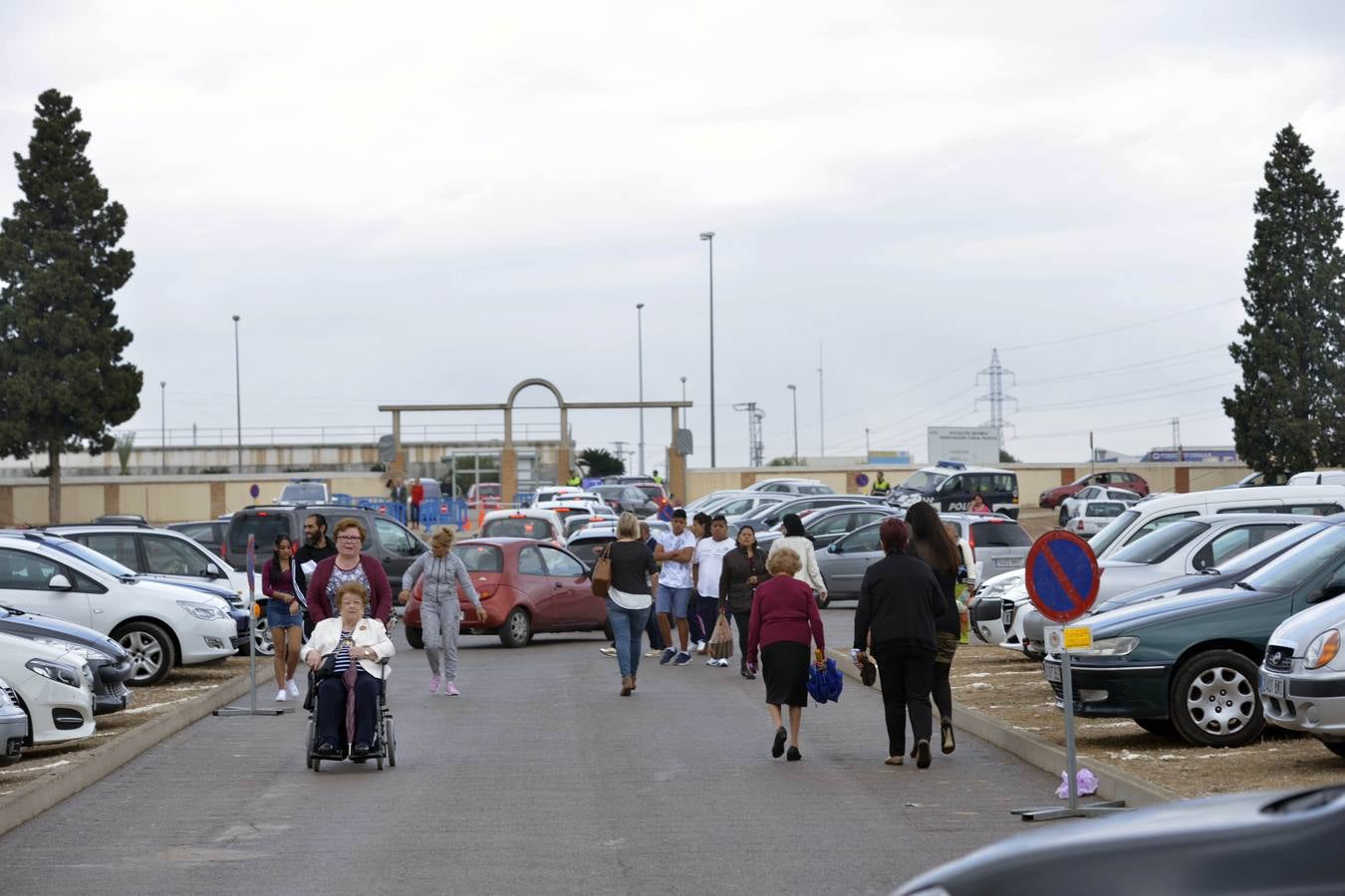 Los familiares visitan las tumbas de sus seres queridos y las visten de flores. 