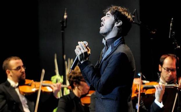 Sean Frutos, cantante de Second, actúa junto a la Orquesta Sinfónica de la Región de Murcia.