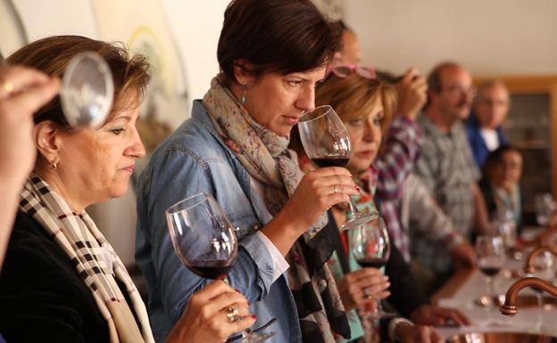 Visitantes participan en una cata de vinos.