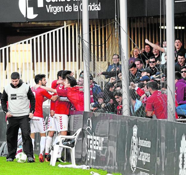 Aficionados del Murcia celebrando un gol de su equipo en el último derbi en el Cartagonova.