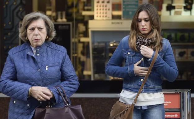 Dos mujeres se abrigan con sendas chaquetas en Murcia. 