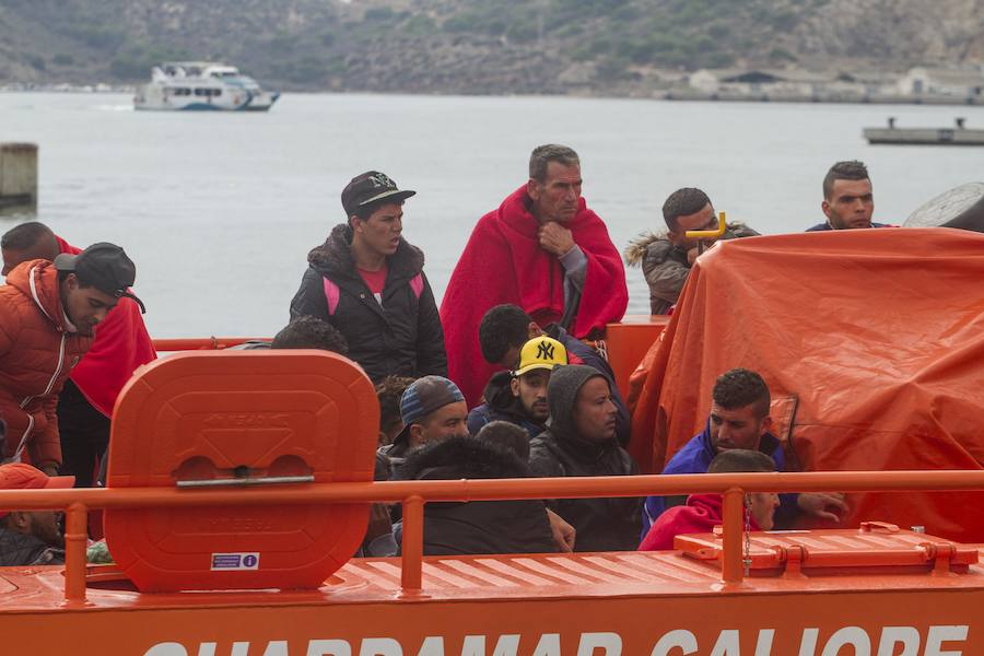Atienden a 40 personas y esperan la llegada de más de 50 que fueron rescatados por la Guardia Civil y Salvamento Marítimo