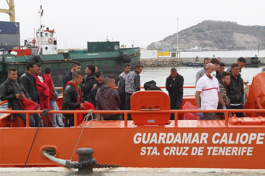 Atienden a 40 personas y esperan la llegada de más de 50 que fueron rescatados por la Guardia Civil y Salvamento Marítimo