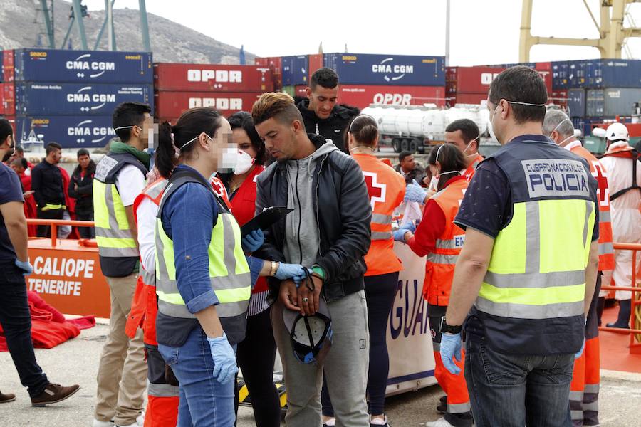 Atienden a 40 personas y esperan la llegada de más de 50 que fueron rescatados por la Guardia Civil y Salvamento Marítimo