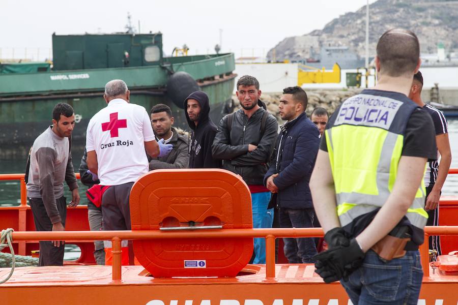 Atienden a 40 personas y esperan la llegada de más de 50 que fueron rescatados por la Guardia Civil y Salvamento Marítimo